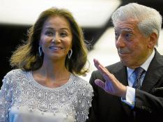Isabel Preysler y Mario Vargas Llosa saludan a su llegada ayer al hotel Villamagna.