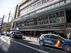Varios vehículos de la Policía Nacional han acudido esta tarde al céntrico cine de Valencia donde ha aparecido el cuerpo sin vida