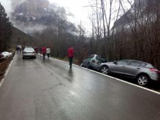 Salida de tres vehículos de la calzada el 2 de enero por no echar sal en la carretera de la Pradera.