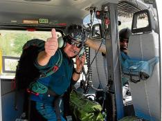 El último vuelo en helicóptero. El pasado martes, el jefe del Greim de Boltaña se subió por última vez al helicóptero para hacer un vuelo sobre el valle de Bujaruelo en busca del senderista que se perdió el día 23.
