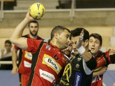 El jugador del Bada Huesca Abraham Rochel realiza una jugada.