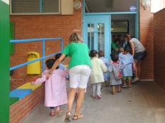 Los niños de Infantil entran a clase en un colegio zaragozano.