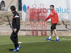 Lanzarote, con zapatillas, dialoga con el doctor Honorio Martínez a la salida del gimnasio en el entrenamiento de este viernes en la Ciudad Deportiva.