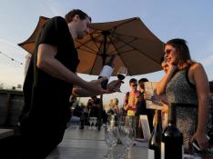 El vino del Somontano se promocionó en un terraza de Brooklyn con vistas a Manhattan.