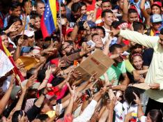 Nicolás Maduro recibe el apoyo de centenares de personas en una marcha en Caracas.