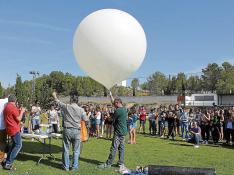 Cuenta atrás del lanzamiento del globo sonda, en el que participaron unos 200 alumnos.