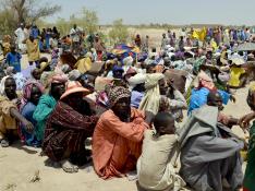 Desplazados nigerianos esperando para recoger algo de comida en mayo en un campamento en Bosso.