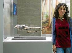 La investigadora Jara Parrilla junto a los restos fosilizados del cocodrilo encontrado junto al AVE.