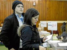 Imagen de dos jóvenes votando en las elecciones generales del 20 de diciembre.