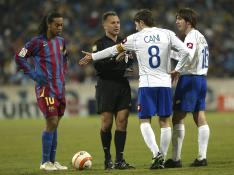 Cani dialoga con Medina Cantalejo, en presencia de Ronaldinho y Celades, hace 11 años.