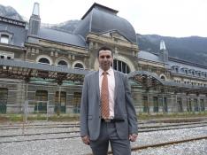 El alcalde de Canfranc, Fernando Sánchez, el pasado viernes delante de la estación.