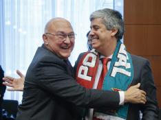 El ministro portugués de Finanzas, Mário Centeno (dcha.), abraza a su homólogo francés, Michel Sapin.