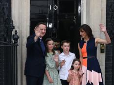 Cameron, junto a su familia, a las puertas de Downing Street