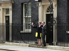 Theresa May y su marido, este miércoles en la puerta de Downing Street.