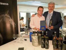 Javier Fillat, de Bodega Pirineos, y Carlos Pedros, del Grupo Barbadillo. En primer término, el vino.