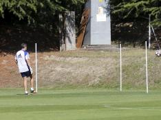 Álvaro Ratón, en pleno entrenamiento con Mikel Insausti, el preparador del porteros, la pasada semana en Boltaña (Huesca).