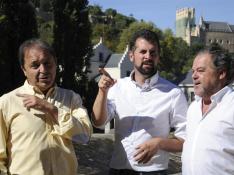 El secretario general del PSOE de Castilla y León, Luis Tudanca, en Segovia junto al secretario general provincial, Juan Luis Gordo (i), y el exsenador Felix Montes (d)
