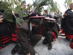 Casi trescientas mujeres, ataviadas con el traje de "piñorra" y con una rama de pino en sus manos, han escenificado hoy la "Pinochada",