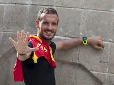 Toni Abadía posa con su camiseta de la selección española de atletismo.