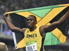 Bolt celebra su victoria en 200 metros.