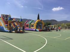 Los más pequeños disfrutaron con el parque de hinchables en Lascuarre.