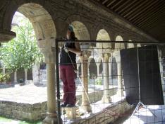 Una restauradora realiza trabajos de recuperación en el claustro de la antigua catedral de Roda.