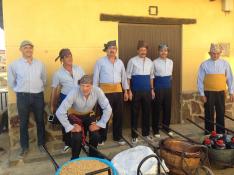 Romanos revive su tradicional reparto de migas y vino en teja