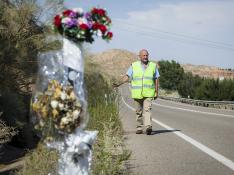 Miguel Ángel Bernal recuerda a los ciclistas en el kilómetro 476 de la N-330, donde fallecieron.