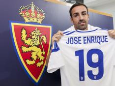 José Enrique, con su nueva camiseta con el dorsal '19', posa tras su presentación junto al escudo del Real Zaragoza.