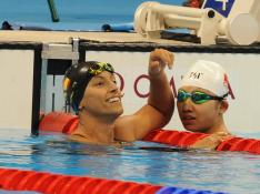 Perales junto con la china Xihan Xu, ganadora de la final de los 50 metros mariposa S5