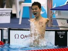 Zheng Tao es capaz de nadar sin ninguno de sus brazos.