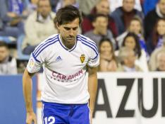 Manu Lanzarote se dispone a lanzar la falta que supuso el 1-0 ante el Alcorcón, un gol que el árbitro le birla en el acta.