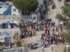 Bomberos apagan fuego en campo refugiados Lesbos