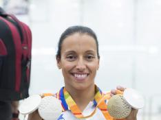 Teresa Perales posa con las medallas conseguidas en Río 2016 en el aeropuerto de Barajas.