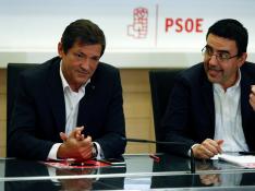 El presidente de la gestora del PSOE, Javier Fernández, y el portavoz, Mario Jiménez.