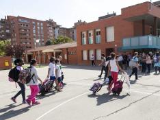 Primer día de jornada continua en el colegio La Almozara de Zaragoza.