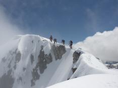 Un grupo de montañeros, en una escalada al Aneto.