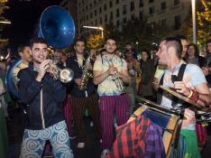 Trompetas, trombones y, por supuesto, bombos engalanados con cachirulos tomaron ayer las calles del centro de Zaragoza.