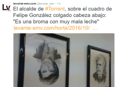Tuit del 'Levante', que ha publicado la foto del retrato boca abajo de Felipe González en la sede del PSOE en Torrent.
