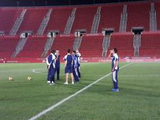 Los jugadores del Real Zaragoza, en el césped de Son Moix