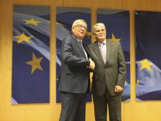 El nuevo ministro de Exteriores, Alfonso Dastis, este lunes en Bruselas con Jean Paul Juncker.