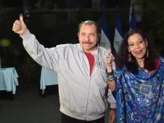 El presidente de Nicaragua, Daniel Ortega, y su esposa, Rosario Murillo, tras votar.