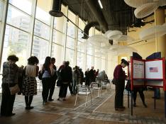 Largas colas y aglomeraciones en centros de votación latinos de Nueva York