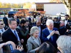 Hillary Clinton ha acudido a votar junto a su marido Bill
