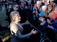 Hillary Clinton charla con sus simpatizantes, antes de votar