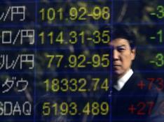 Un hombre observa los indicadores de la Bolsa de Tokio.
