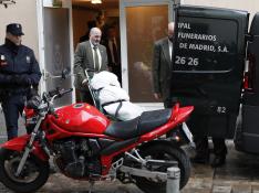 Empleados de los servicios funerarios trasladan el cadáver de Rita Barberá, fallecida este miércoles en un hotel de Madrid tras sufrir un infarto.