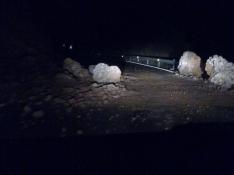 Las rocas sobre la carretera A-2609, el único acceso a las poblaciones del valle de Chistau.