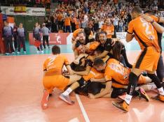 Los jugadores del CV Teruel celebran el triunfo