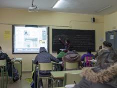 Los alumnos, totalmente abrigados, ayer durante una clase de inglés en bachillerato en el Instituto Pignatelli.